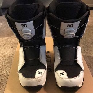 Snowboard boots